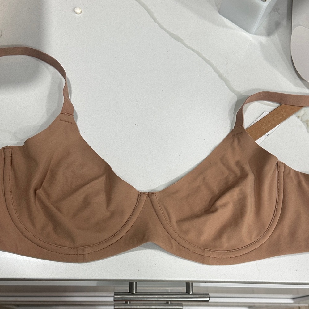 SKIMS Smooth Underwire Bra in Brown